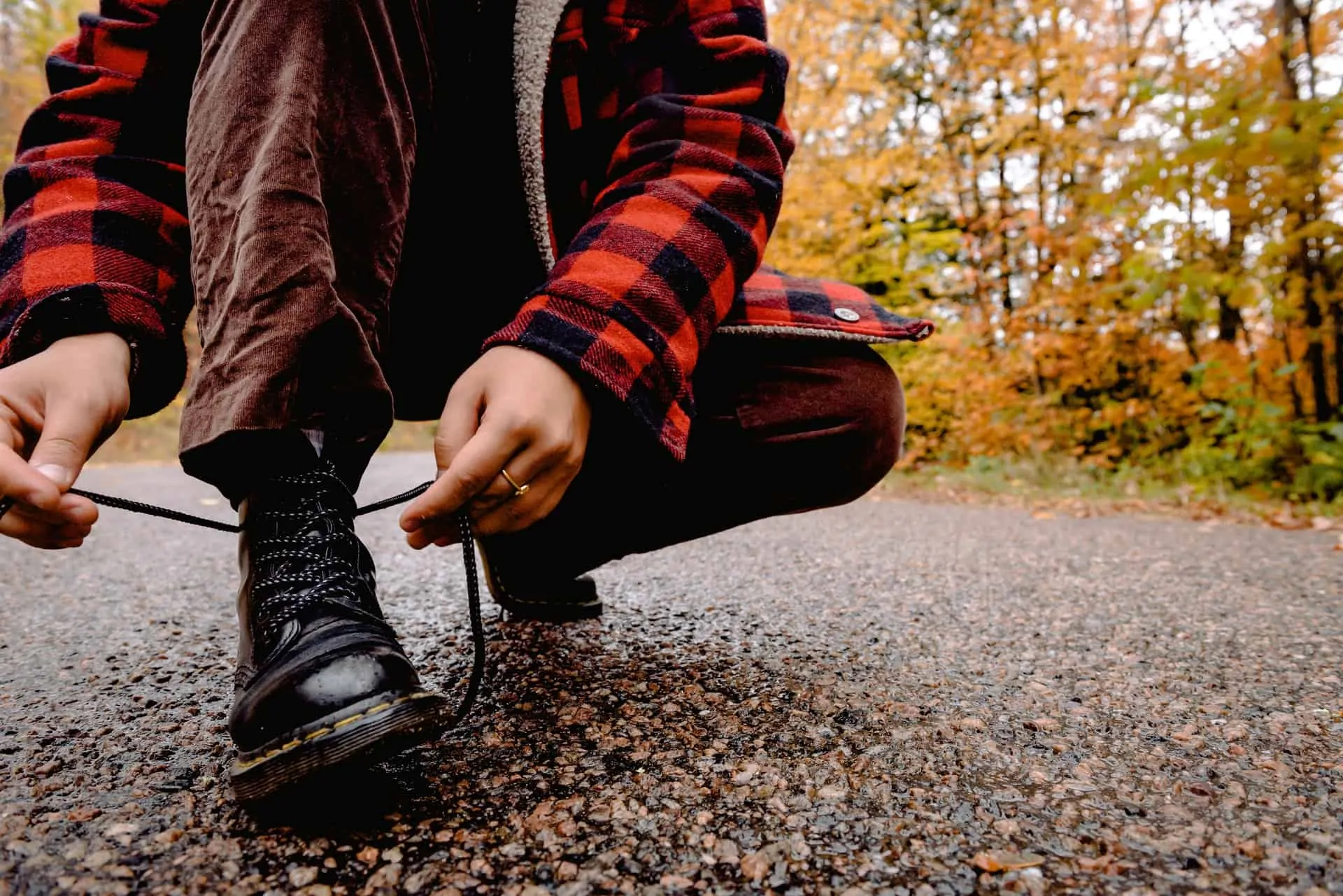 boots tying man