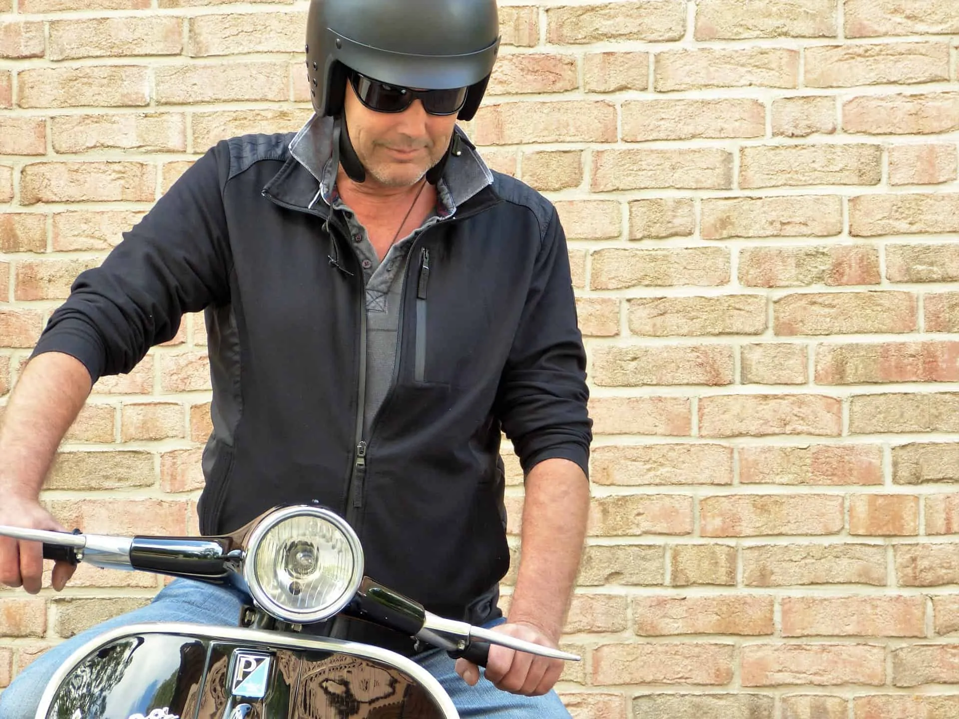 How To Wear Glasses With A Motorcycle Helmet - Explained